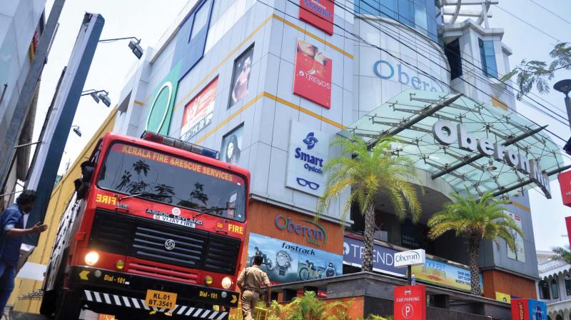 Fire engine rushes to Oberon mall following a fire breakout in Kochi on Tuesday. (Photo: SUNOJ NINAN MATHEW)