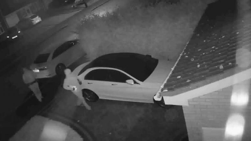 2 thieves steal car in less than 60 seconds. (Photo: Youtube screengrab)