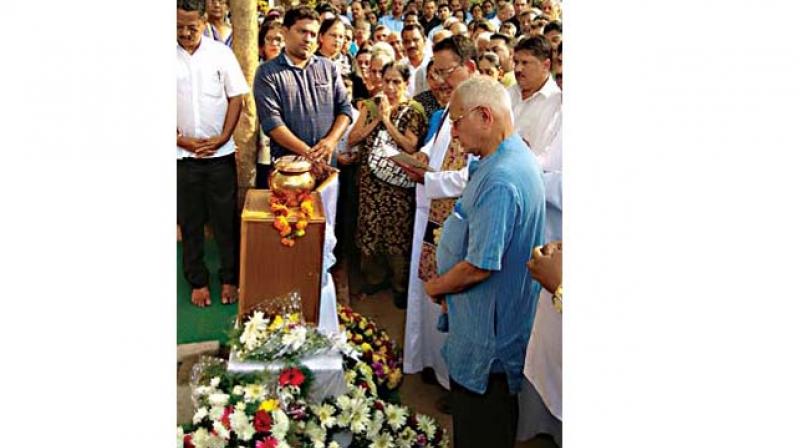 Michael Fernandes, brother of former Union minister George Fernandes, and Mangalureans pay their last respects before his ashes were buried at Bejai cemetry in Mangaluru on Saturday (Image DC)