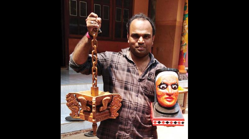 Anil Karthika with his sculpture works