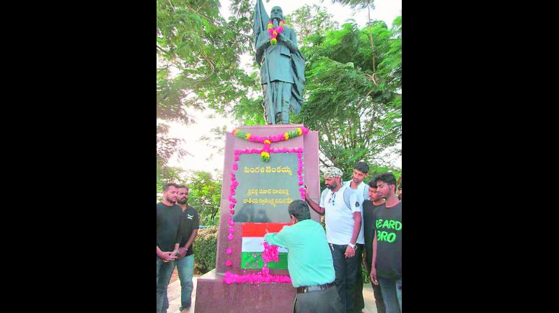 Ghantasala Gopi unveiling his grandfather, Pingali Venkayyas statue.