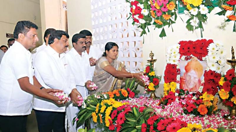 Mayor Gangambike pays floral tribute to Shivakumara Swamiji in Bengaluru on Tuesday  	DC