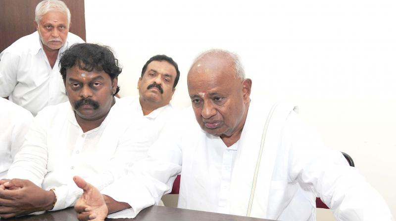 JD(S) chief H.D. Deve Gowda addresses reporters in Bengaluru on Sunday