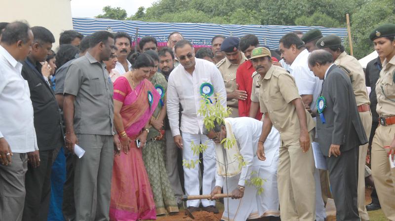 CM Siddaramaiah planting a sapling to mark Vanamahotsav in Bengaluru on Sunday (Photo:DC)