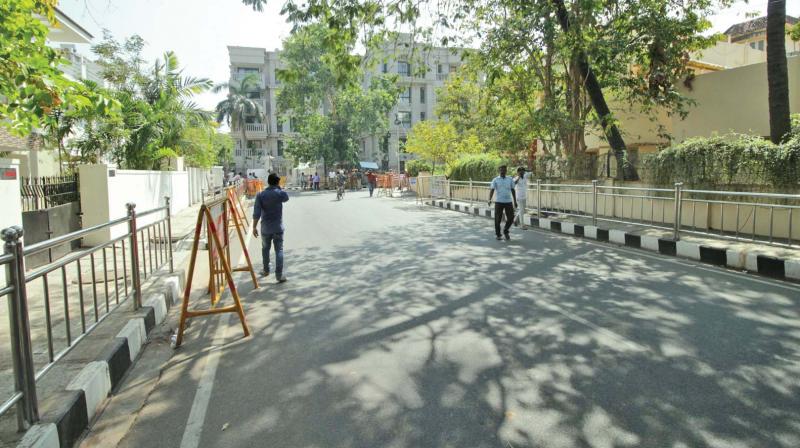 The road adjacent to former CM J. Jayalalithaas Poes Garden residence where AIADMK general secretary V.K. Sasikala is staying at the moment looks deserted on Saturday. (Photo: DC)