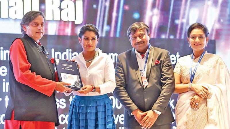 Mithali Raj receives Youth Sports Icon of Excellence Award from Shashi Tharoor at the conclave on Saturday. (Photo: DC)