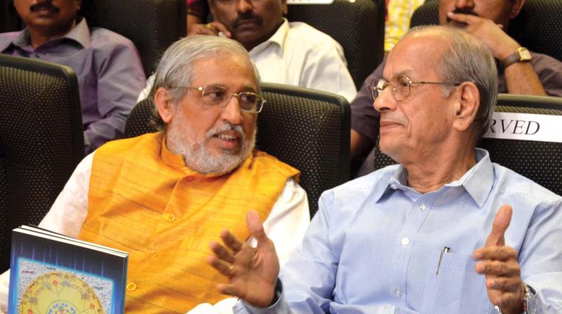 Metro man E. Sreedharan and AICTE chairman Anil Sahasrabudhe during the induction programme for engineering colleges held in Thiruvananthapuram on Thursday. 	(Photo: Peethambaran Payyeri)