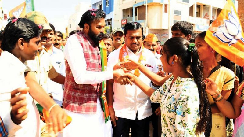 MLA B. Sriramulu campaigns for Ballari BJP candidate J. Shanta, at Hospete, Ballari,  on Wednesday.  (KPN)