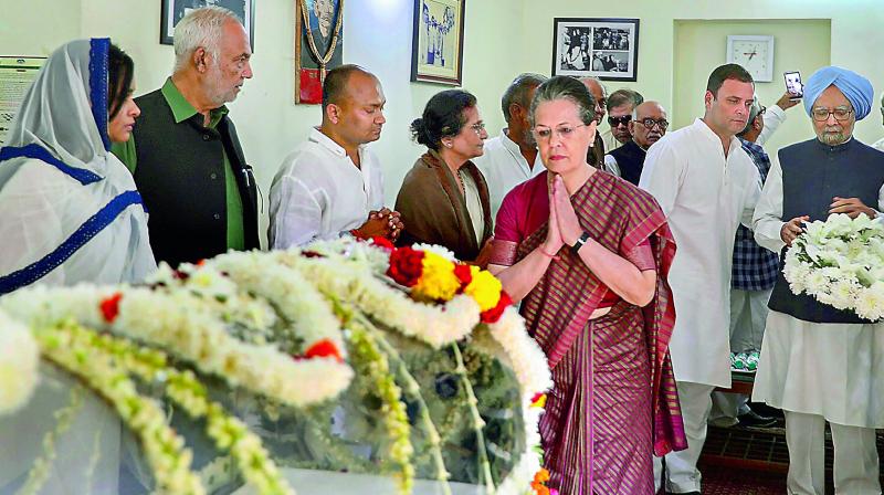 Former Congress chief Sonia Gandhi pay last respects to party veteran N.D. Tiwari at his residence in New Delhi on Friday. (PTI)