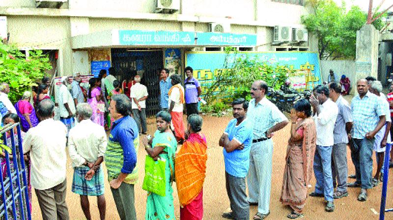 Long queue at a bank in Ambattur ahead of the deadline to deposit old currencies before December 31 (Photo: DC)