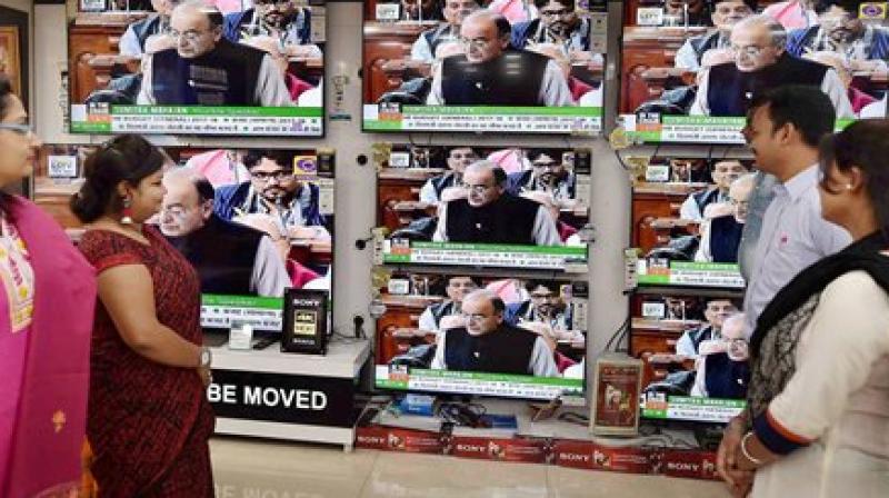 People following the Union Budget 2017-18 presentation by Finance Minister Arun Jaitley, at a TV showroom. (Photo: AP)
