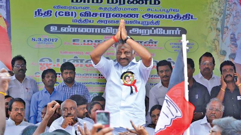 Former Chief Minister O. Panneerselvam welcomes supporters at fasting venue in Chennai on Wednesday (Photo: DC)