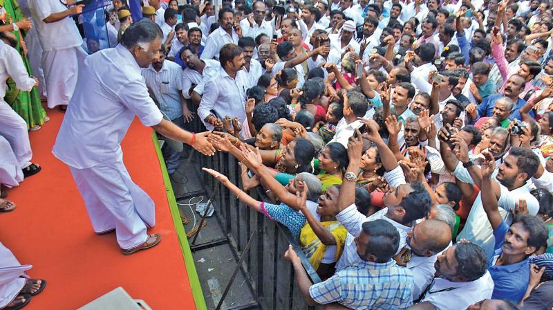 O. Panneerselvam shakes hands with supporters during the fast. (Photo: DC)