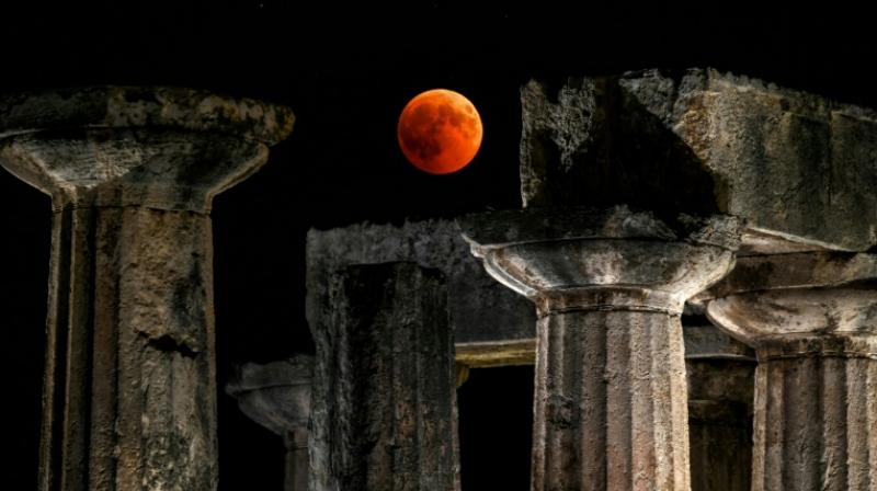 Observers in the Greek city of Corinth enjoyed prime views of the \blood moon\ over the temple of Apollo. (Photo: AFP)