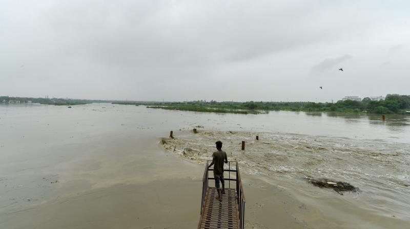 The water level of the Yamuna river at the Delhi Railway Bridge is expected to rise further to 205.40 m from 9:00 pm to 11:00 pm on Saturday. (Photo: PTI)