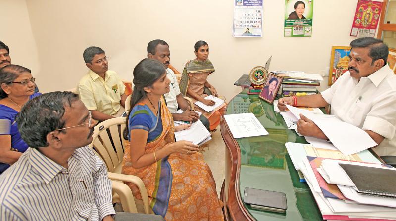 Chief Minister Edappadi K. Palaniswami who chaired a review meeting in Salem on Thursday stressed the need to bring down the prevalence of Dengue. District Collector Rohini Bhajibhakare, Dean Dr. Kanakaraj, Deputy Director, Health Services Dr. Poonkudy and Salem Commissioner Sathish are also seen. (Photo: DC)