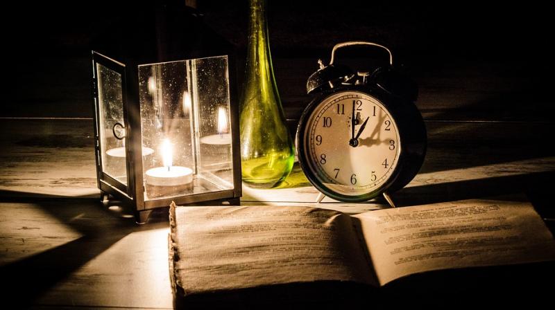 Most teenagers from this generation have the habit of staying up late, one night before the exam to overstuff their minds by memorising information. (Photo: Pixabay)