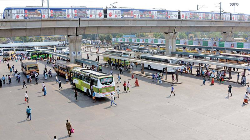 Koyambedu bus depot wears a deserted look on Tuesday. (Photo: DC)