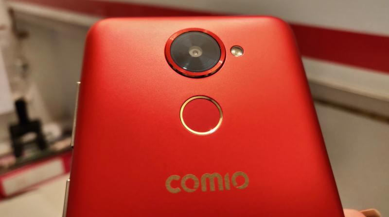 Comio X1 review: Premium looks, comfortable grip