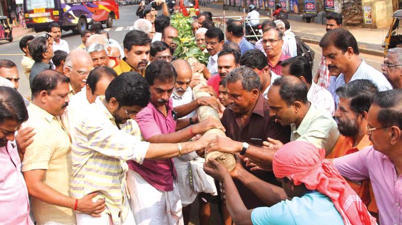 Officials of Paramekkavu Devaswom along with devotees erect the first post for the pooram pandal at Swaraj Round on Friday. 	(Photo: DC)