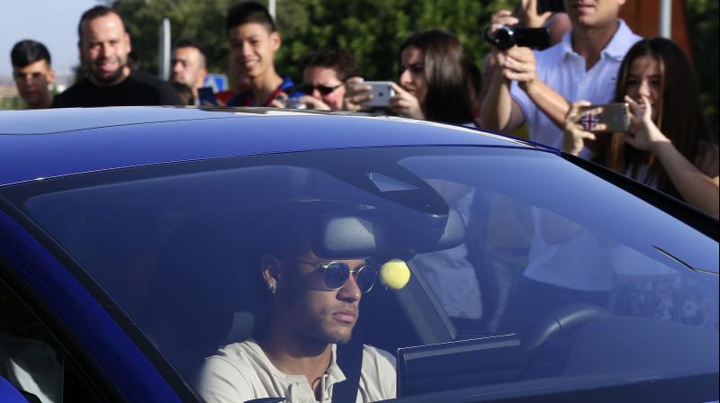 Neymar was allowed by manager Ernesto Valverde to skip practice in order to say goodbye to his team-mates ahead of his probable move to the PSG. (Photo: AP)