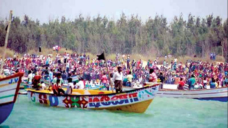 Fishermen protest at sea against the planned container transhipment terminal near Kanyakumari on Saturday, while their kin back them from the shore. (Photo: DC)