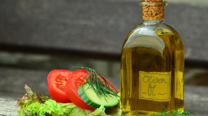 A Mediterranean diet rich in virgin olive oil improves the function of high-density lipoproteins, HDL, popularly known as good cholesterol. (Photo: Pixabay)
