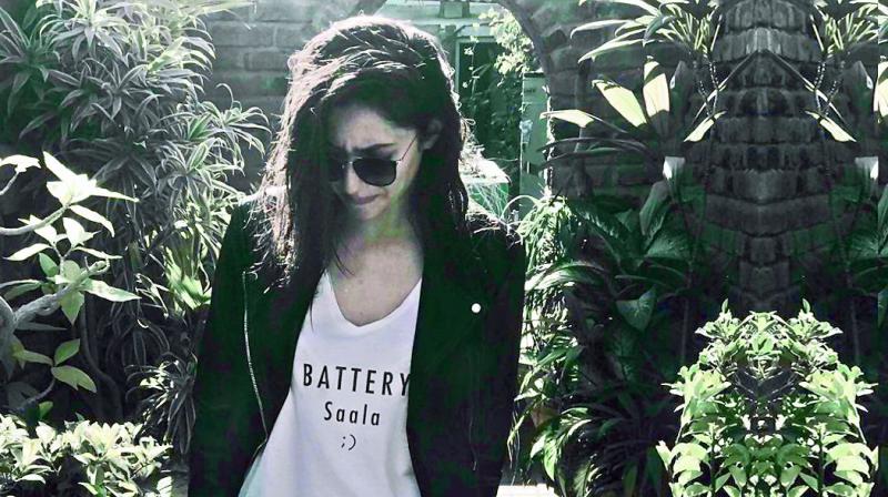 Mahira shared on Twitter a picture, sporting a T-shirt with her dialogue from the film, battery saala, written on it