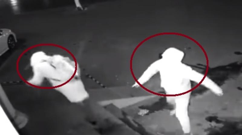 Shanghai police even mocked the clumsy robbers (Photo: YouTube)