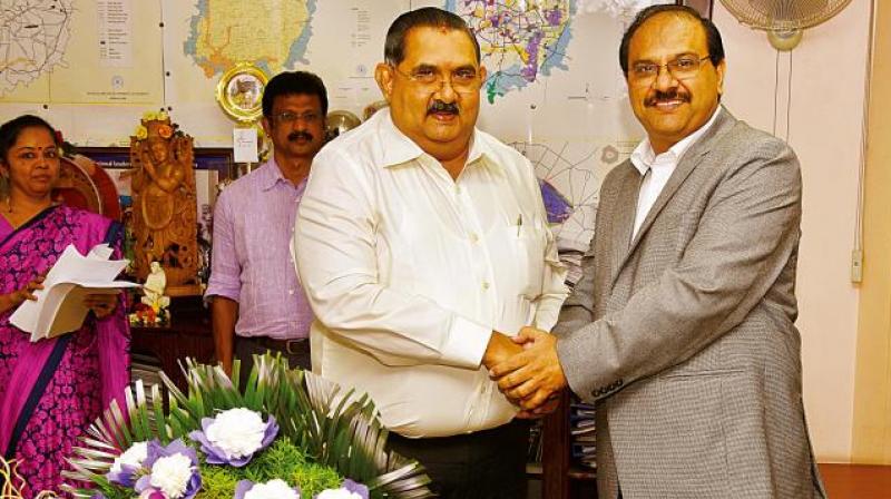 BDA commissioner Dr Rajkumar Khatri with T. Sham Bhat. (Photo: DC)