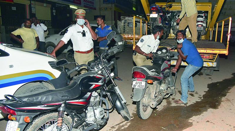 Traffic police checks for drunken drivers on Wednesday evening at Bhoiguda. Many vehicles driven by drunks were seized. (Photo: DC)