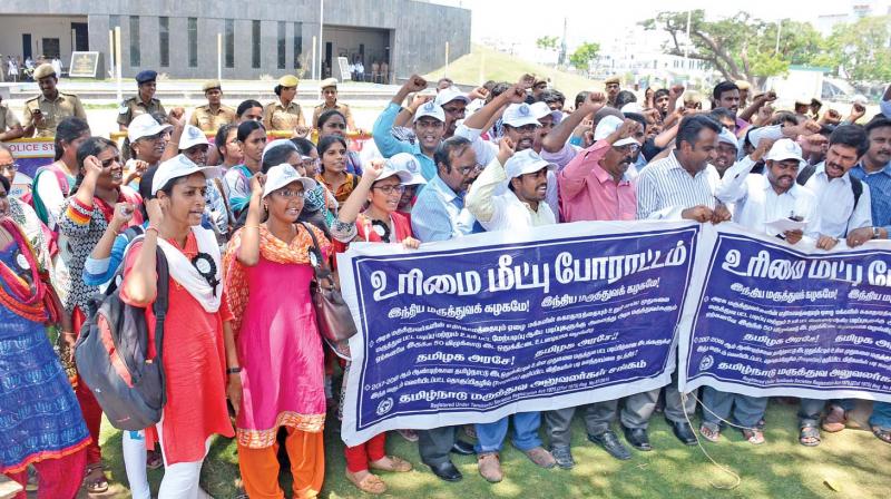 Members of TNMOA and the SDPGA protest at the PG counselling centre at  Omandurar Government Multi Super Specialty Hospital. (Photo: DC)