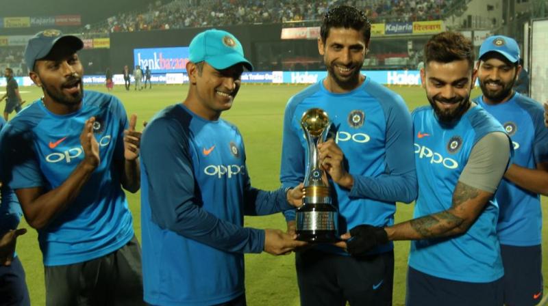 Ashish Nehra was presented with a memento by Team India captain Virat Kohli and  during felicitation ceremony. (Photo:BCCI)