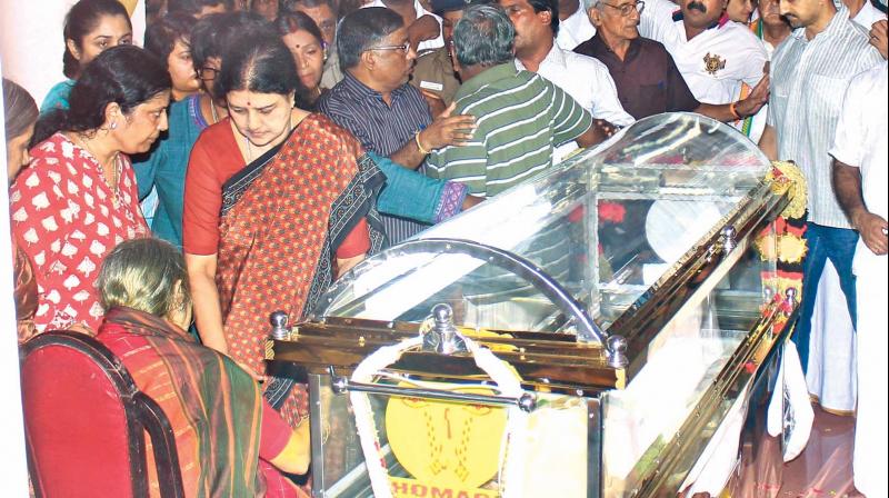Deceased Chief Minister J. Jayalalithaas aide Sasikala Natarajan consoles veteran journalist Cho Ramaswamys wife Soundara, after paying homage to Cho. (Photo: DC)