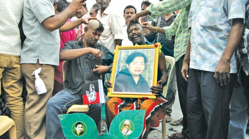 AIADMK cadres and her ardent followers tonsure their heads on Wednesday, to mark respect to their deceased leader, J Jayalalithaa. (Photo: DC)