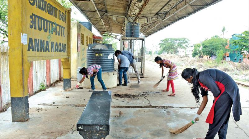 Students from Da Vinci school of architecture clean the tracks of the Anna Nagar station. (Photo: DC)