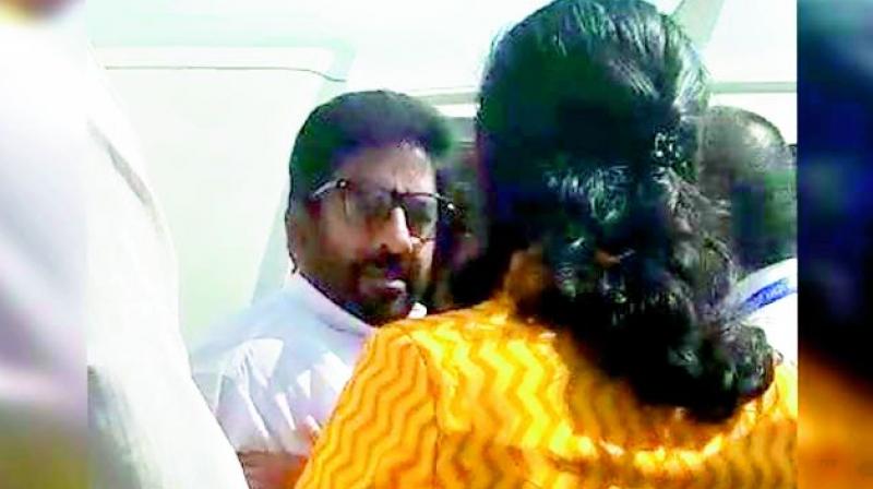 A screen grab of Shiv Sena MP allegedly hitting the AI official.