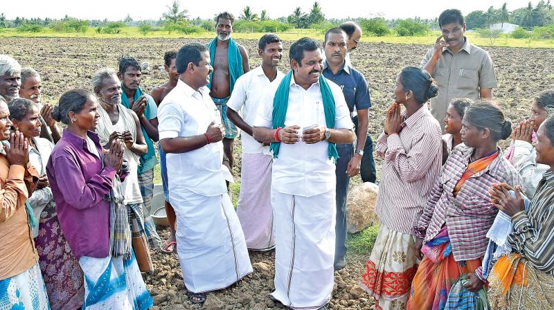 Chief Minster Edappadi K. Palaniswami interacts with farmers near Tiruvarur.  Food minister R. Kamraj also present.  (Photo:DC)