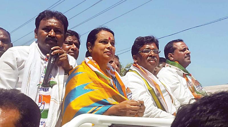Former ministers Umashree and U.T. Khader campaign for Congress candidate V.S. Ugrappa in Ballari on Saturday.  (Photo: KPN)