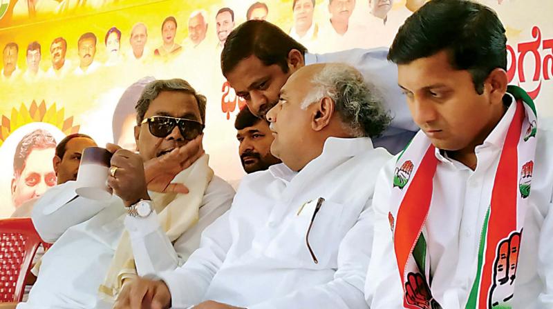 Former chief minister Siddaramaiah at an election rally at Kumbarahalli in Jamkhandi constituency on Saturday. Congress Candidate Anand Nyamagouda is seen   (Photo:KPN)