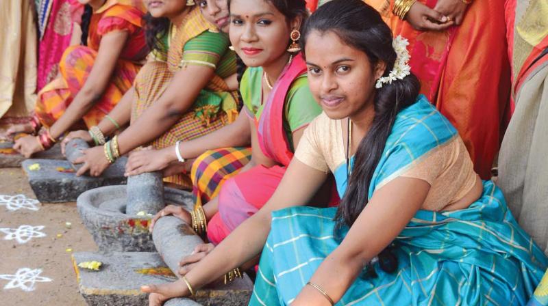 Students of Valliammal College for Women celebrate Pongal all dressed in traditional half-sarees. They use firewood and mud pots to celebrate Pongal the traditional way.
