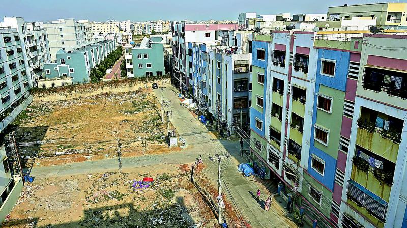 Nizampet does not fall under the municipal corporation, but under the gram panchayat headed by a TRS Sarpanch. Despite the ban, numerous apartments have come up, and they are up for sale (Before)