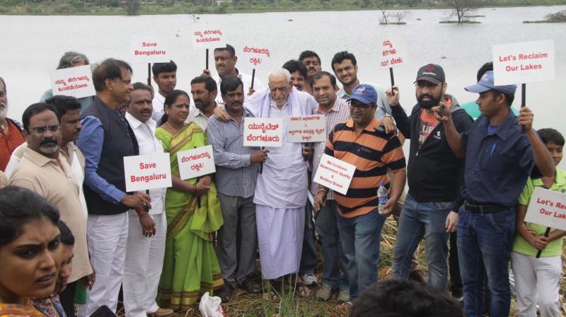 Freedom fighter HS Doreswamy with United Bengaluru activists at Hennur Lake ( Photo:DC)