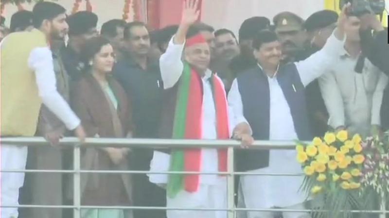 Sporting a red cap and a red-yellow-green scarf of the SSM, Mulayam drove in minutes after his younger daughter-in-law Aparna Yadav arrived.  (Photo: ANI | Twitter)