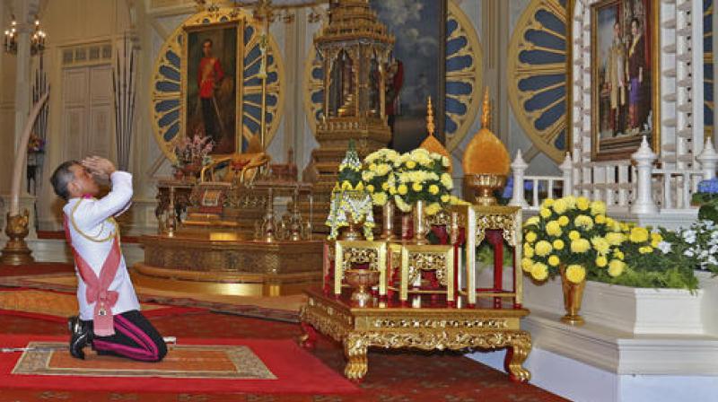Thailand s new king Maha Vajiralongkorn Bodindradebayavarangkun pays his respects to a portrait of the late Thai King Bhumibol Adulyadej. (Photo: AP)