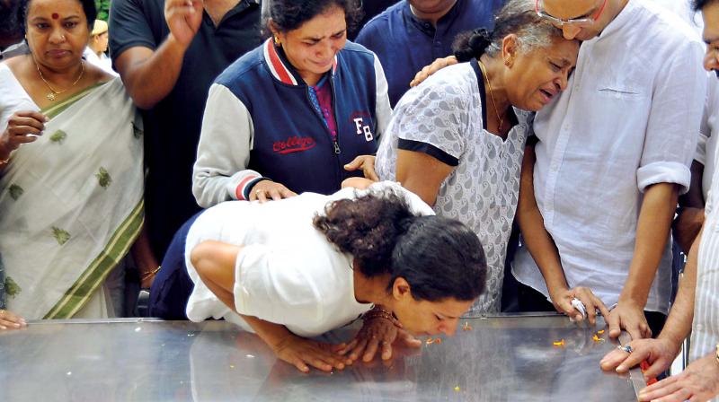 Gauri Lankeshs mother Indra Lankesh, sister Kavitha, brother Indrajit and other family members pay their last respect to the late senior journalist at Ravindra Kalakshetra in Bengaluru on Wednesday. CM Siddaramaiah, HM Ramalinga Reddy, JD(S) MLA B Z Zameer Ahmed Khan, actor Prakash Raj, playwrights, theatre personalities, journalists and social activists attended the funeral. (Photo: Shashidhar B.)