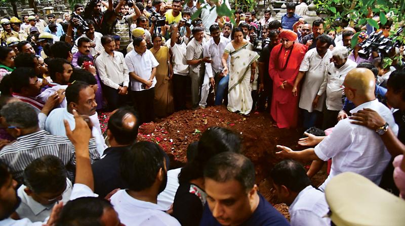 Brother Indrajit Lankesh and Culture Minister Umashree at the funeral of Gauri Lankesh. (Photo: DC)