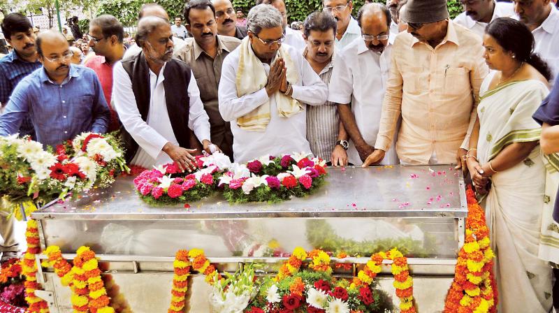 Karnataka Chief Minister Siddaramaiah pays his last respects to the mortal remains of journalist and activist Gauri Lankesh in Bengaluru on Wednesday. (Photo: DC)
