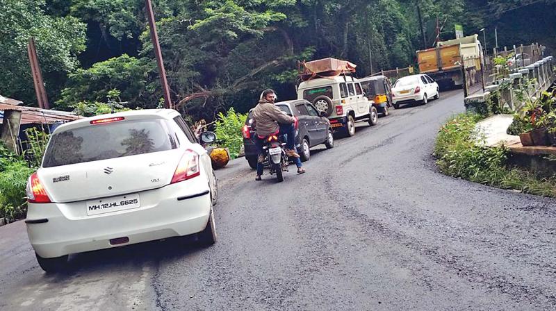 Poor planning of executing blacktopping works has led to frequent traffic snarls in Ooty-NH. (Photo:DC)