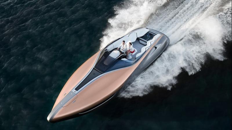 Inside the streamlined, stepped-planning hull are twin marine version five-liter V8 gasoline engines derived from the 2UR-GSE used in the Lexus RC F coupe.